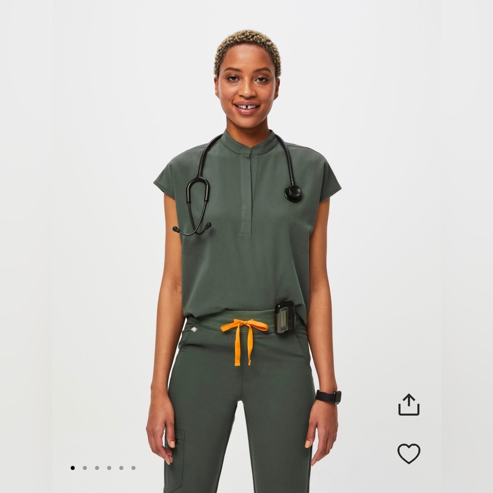 Dark olive FIGS top and bottom. Jogger bottom L and oversized Rafaela top size M